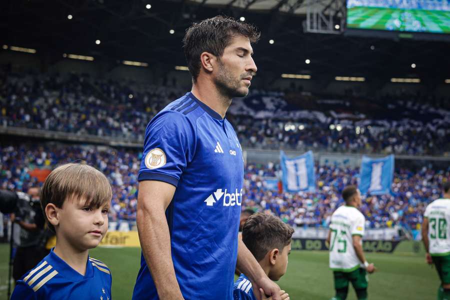 Lucas Silva em sua entrada em campo neste domingo