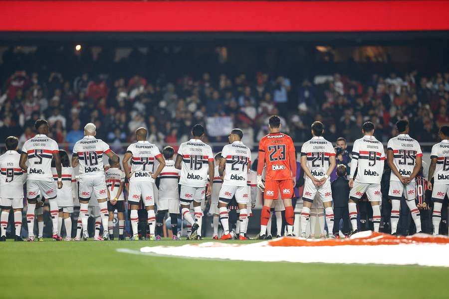 São-paulinos durante minuto de silêncio no Morumbi