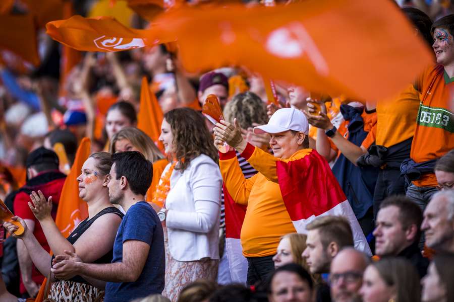 Dit zijn Nederlandse fans die op 2 juli de vriendschappelijke wedstrijden tussen Oranje en België in Kerkrade bezochten