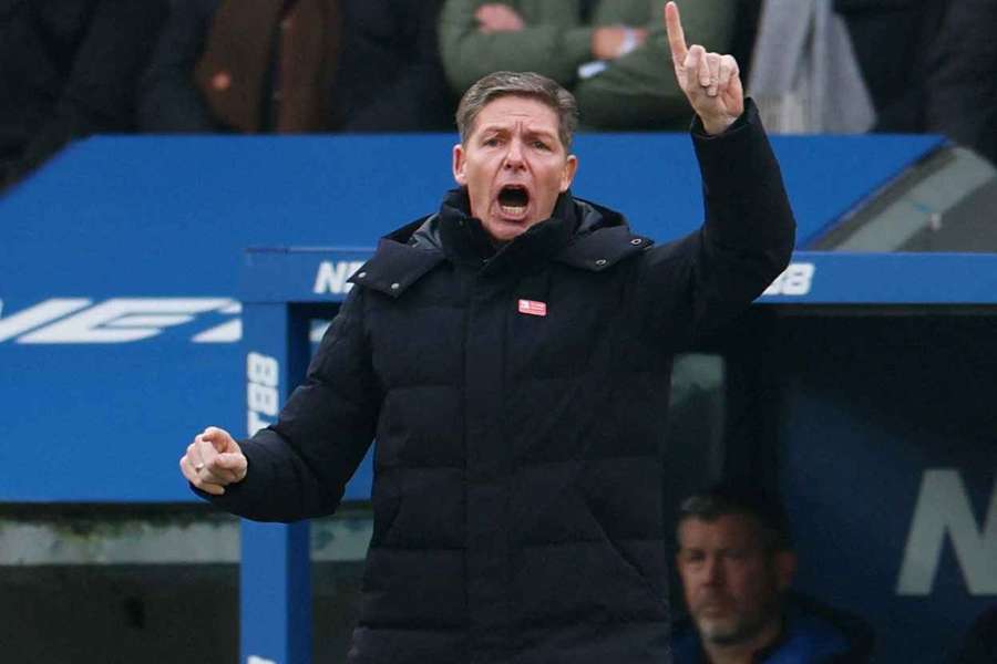 Glasner envolvido em discussão com Guehi Glasner envolvido em discussão com Guehi