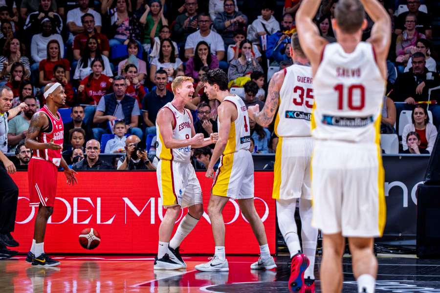 Alberto Díaz y Pep Busquets celebran una canasta ante Georgia Alberto Díaz y Pep Busquets celebran una canasta ante Georgia