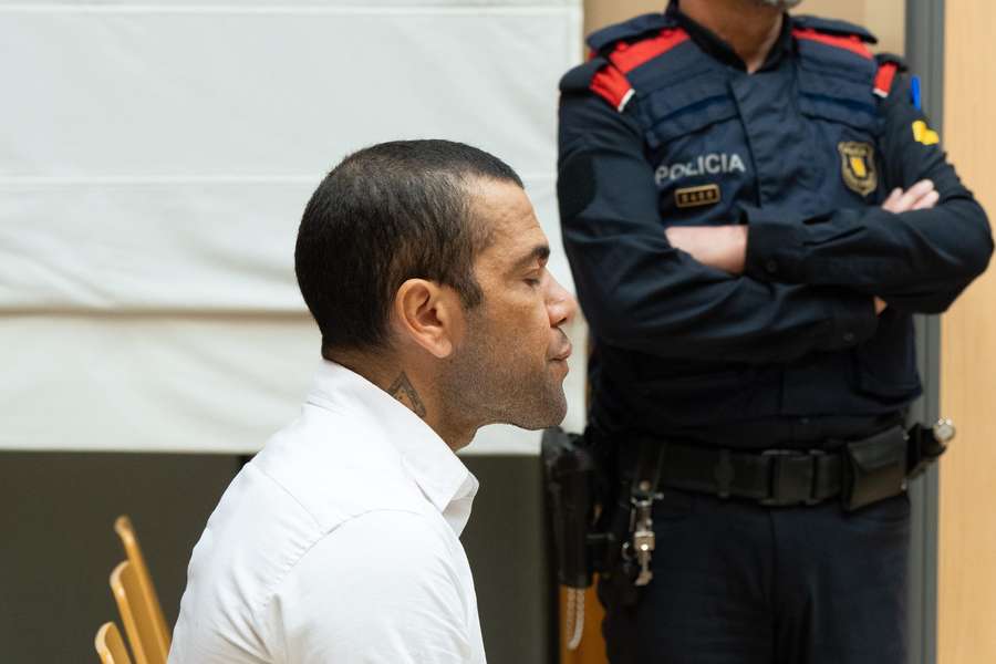 Dani Alves tijdens het proces waarbij hij werd veroordeeld tot vier en een half jaar gevangenis
