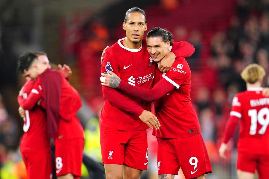 Van Dijk (L) en Nunez