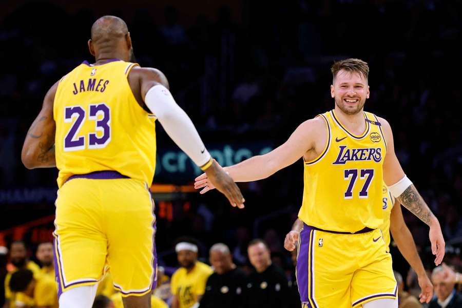 Doncic y LeBron, en un partido de los Lakers