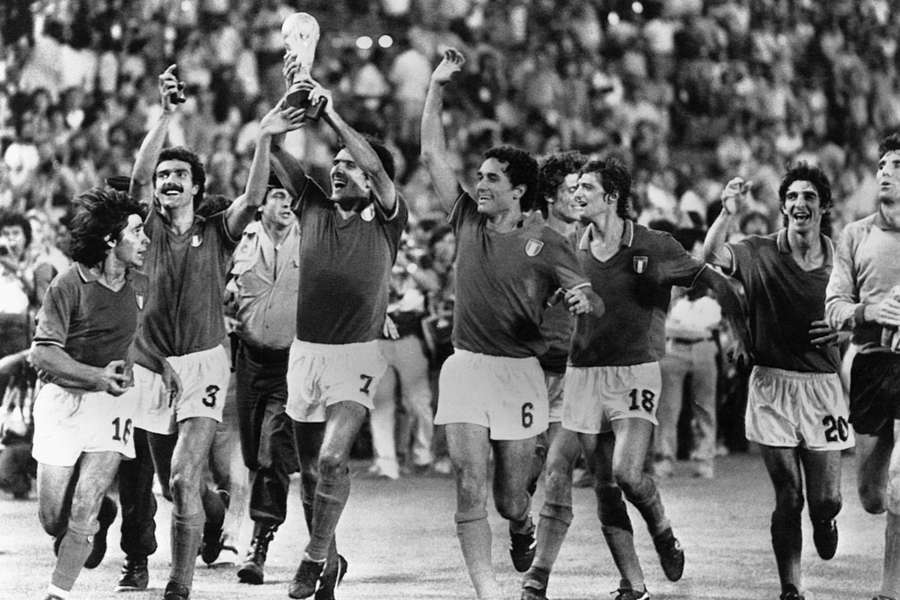 Italia celebra su título en España 1982 con Bergomi (dorsal 3) y Altobelli (dorsal 18) Italia celebra su título en España 1982 con Bergomi (dorsal 3) y Altobelli (dorsal 18)