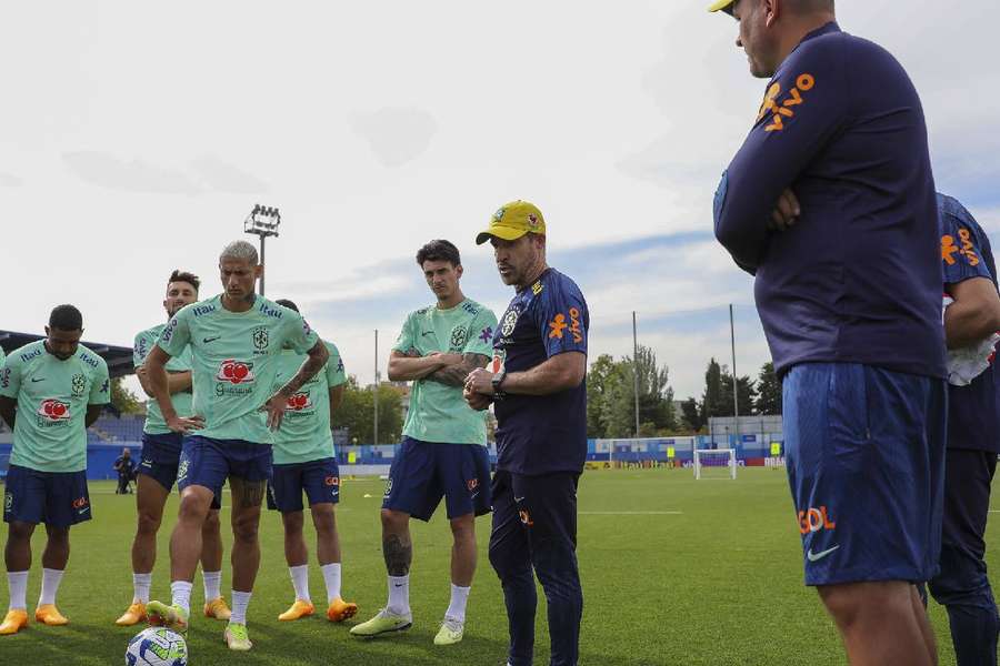 Ramon conversa com jogadores antes de atividade em Barcelona