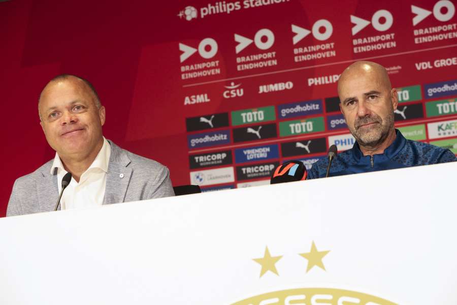 Earnest Stewart (l) en Peter Bosz tijdens de persconferentie