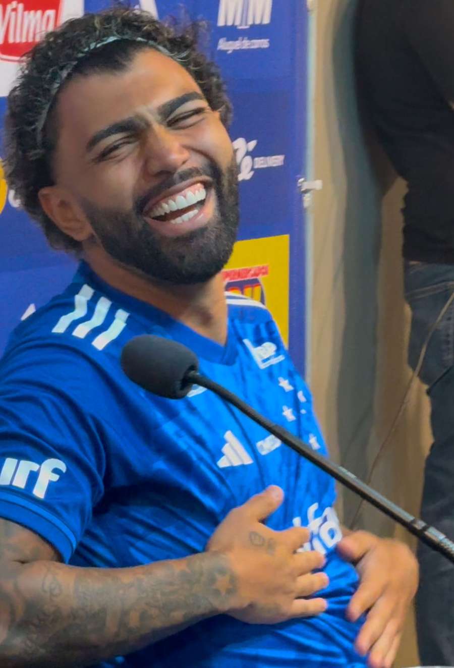 Gabigol sorri durante a apresentação no Mineirão Gabigol sorri durante a apresentação no Mineirão