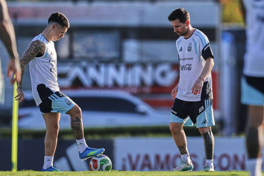 Prestianni com Lionel Messi no treino da Argentina