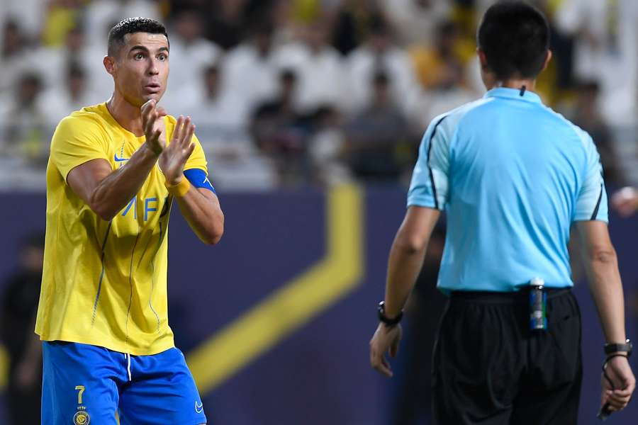 El delantero portugués del Nassr #07, Cristiano Ronaldo, discute con el árbitro.