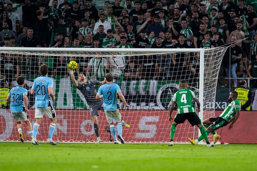 Ionuț Radu scoate de sub bară lovitura de cap a lui Bakambu