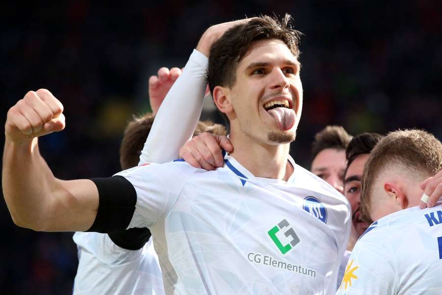 KSC-Stürmer Igor Matanovic freut sich über seinen Treffer zum 2:0 in Kaiserslautern.