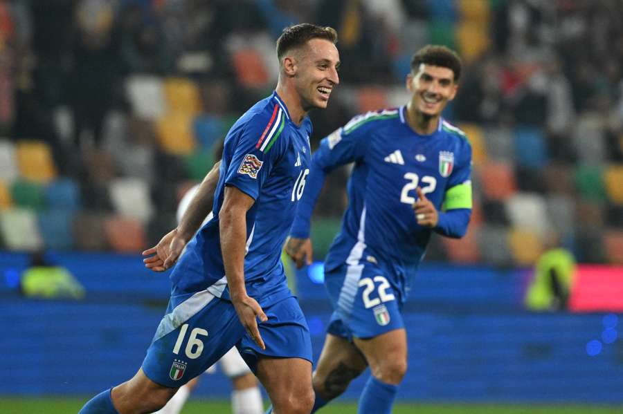 Davide Frattesi celebra un gol con la Nazionale