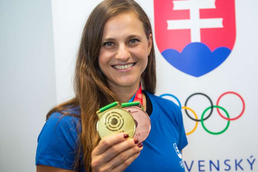 Barteková pózuje so zlatou a bronzovou medailou v tímovej súťaži skeetu z MS v Baku.