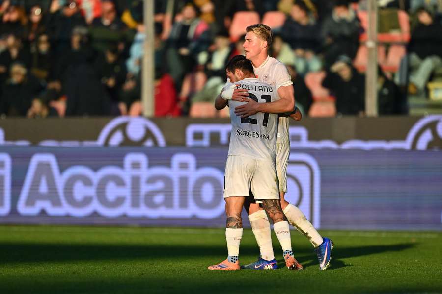 El Nápoles gana en Cremona con doblete de Hojlund