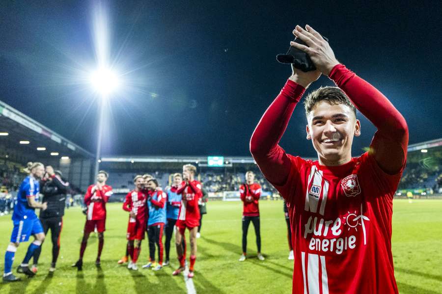 FC Twente heeft het verblijf van aanvaller Manfred Ugalde permanent gemaakt