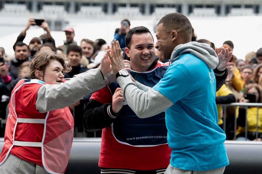 Kylian Mbappe von Paris St. Germain hat mit kranken und geistig behinderten Kindern eine Stunde Fußball im Stade de France gespielt.