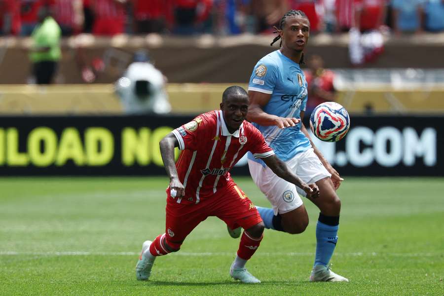 Holandês Aké em ação na vitória sobre o Wydad por 2 a 0 Holandês Aké em ação na vitória sobre o Wydad por 2 a 0