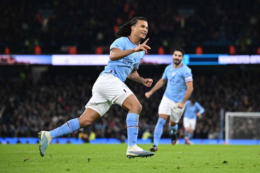 Aké marcou o gol da vitória do City em duelo com o Arsenal, pela Copa da Inglaterra