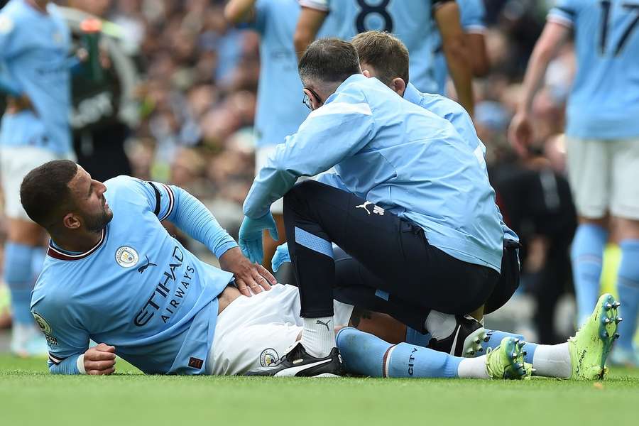 Walker v problémoch počas derby o Manchester.