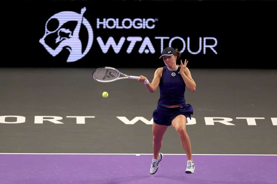 Iga Świątek pewnie wygrała z Caroline Garcią. Polka awansowała do półfinału WTA Finals