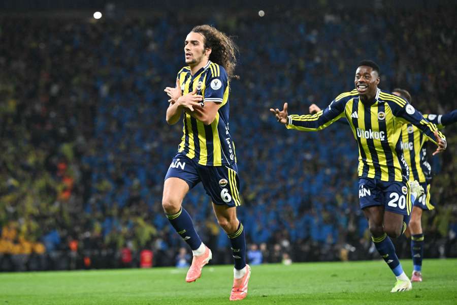 Fenerbahce zdobywa Superpuchar Turcji. Gol Guendouziego, Szymański rezerwowym