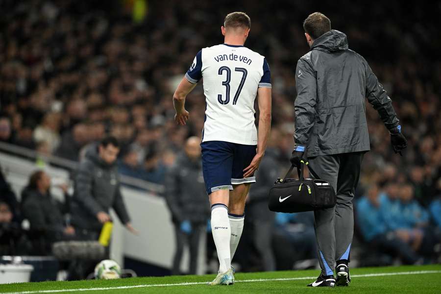 Van de Ven lesionou-se contra o Chelsea