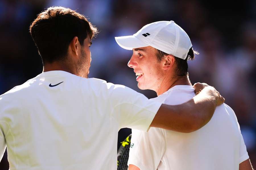 Carlos Alcaraz pokonał w drugiej rundzie Wimbledonu brytyjskiego amatora Olivera Tarveta, zajmującego 733. miejsce w rankingu ATP Carlos Alcaraz pokonał w drugiej rundzie Wimbledonu brytyjskiego amatora Olivera Tarveta, zajmującego 733. miejsce w rankingu ATP