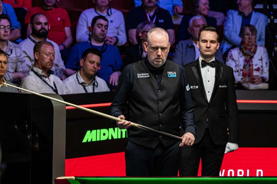 Mark Williams (l.) am Tisch, dahinter der deutsche Schiedsrichter Marcel Eckardt