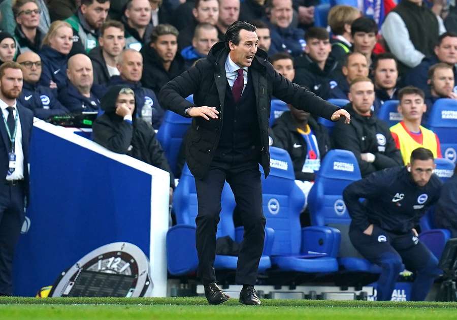 Unai Emery aan het werk tijdens de wedstrijd tegen Brighton and Hove Albion