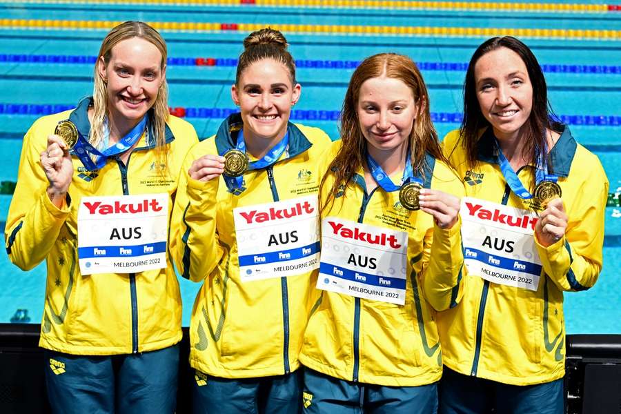 Austrálčanky pózujúce so zlatými medailami z domáceho šampionátu.