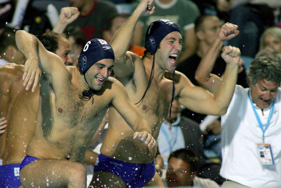 Óscar Rey, en el centro de la imagen, celebra el bronce en el Europeo de 2006