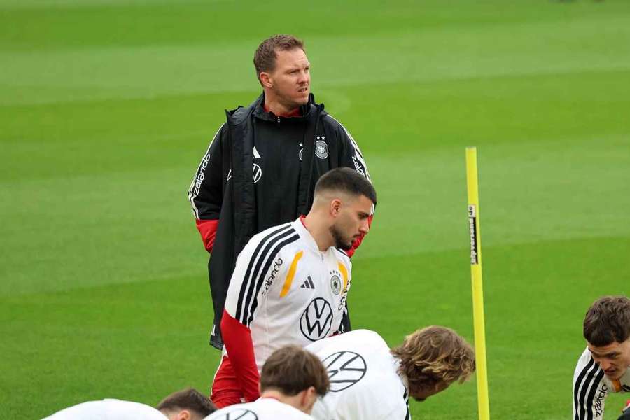 Selecționerul Germaniei, Julian Nagelsmann, alături de Deniz Undav, în timpul ședinței de antrenament Selecționerul Germaniei, Julian Nagelsmann, alături de Deniz Undav, în timpul ședinței de antrenament