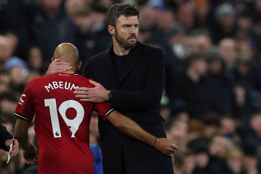 Carragher insists Man Utd will finish above Liverpool Carragher insists Man Utd will finish above Liverpool