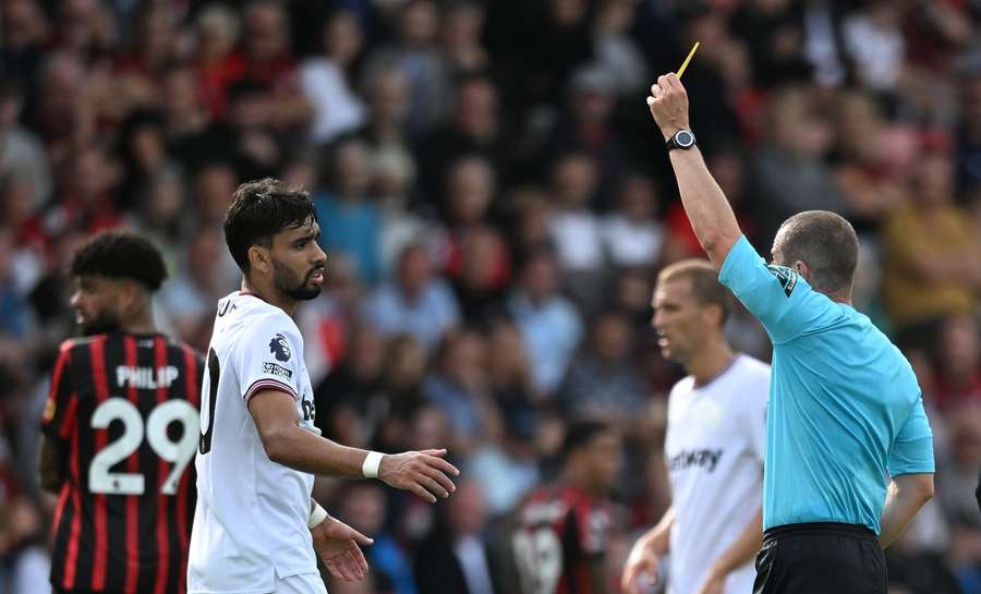 Lucas Paquetá recibe una tarjeta amarilla dudosa contra el Bournemouth.