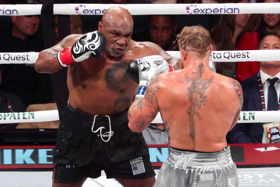 Mike Tyson (guantes negros) enfrentándose a Jake Paul (guantes plateados) en el AT&amp;T Stadium
