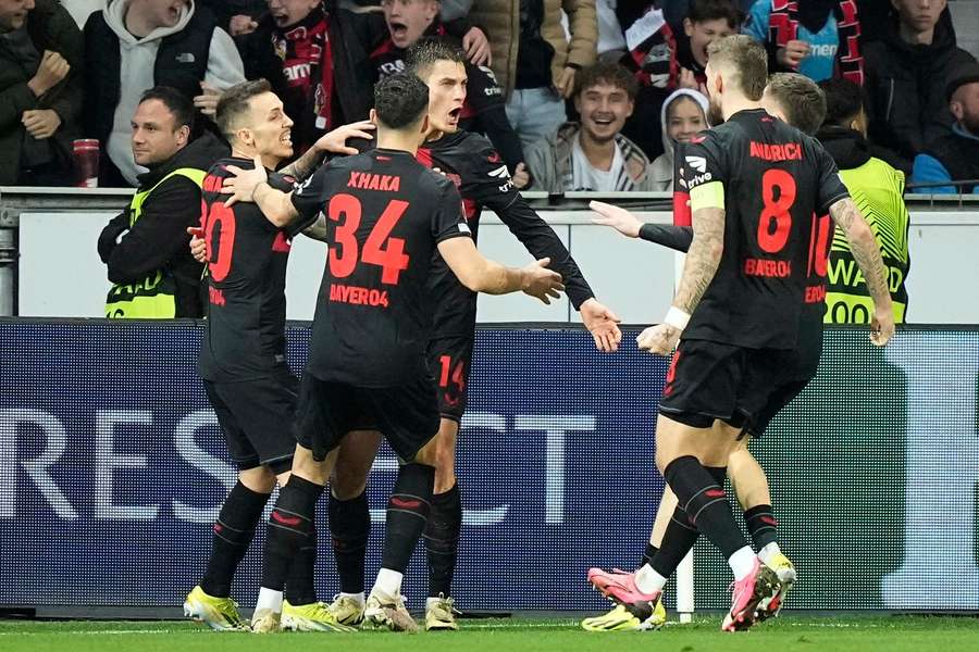 Dwa gole Schicka w samej końcówce zapewniły Bayerowi awans do ćwierćfinału Ligi Europy