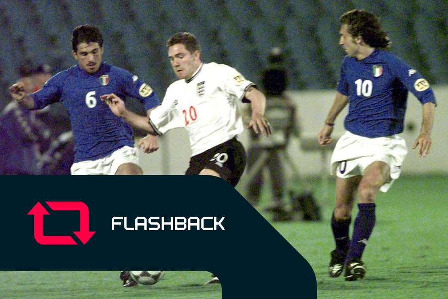 David Dunn, da Inglaterra, ao centro, é perseguido por Gennaro Gattuso, da Itália, à esquerda, e Andrea Pirlo, da Itália