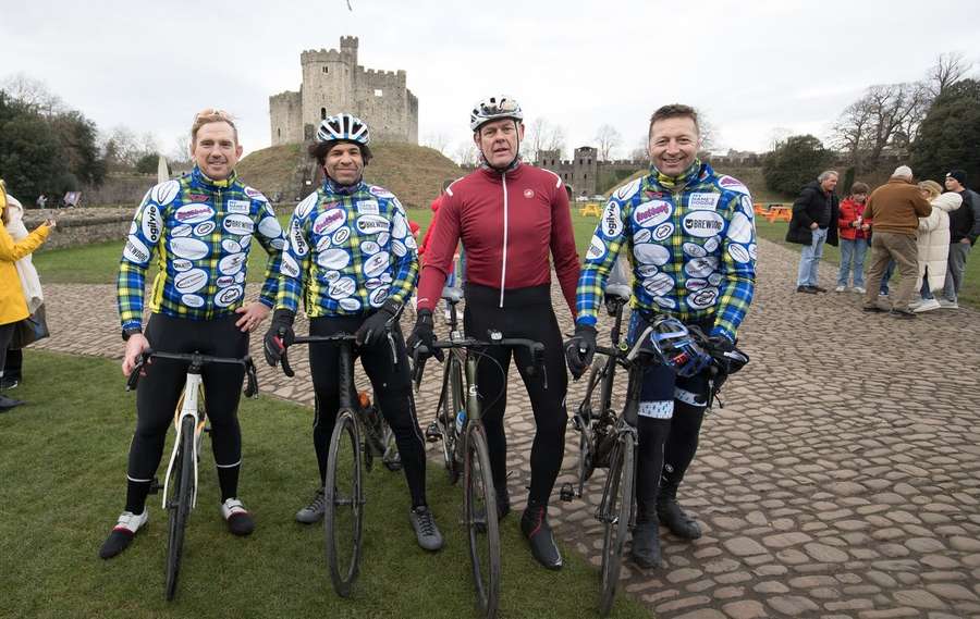 Alix Popham, Colin Charvis, Tony Copsey en Ian Goug tijdens een fietstocht voor het goede doel in 2022