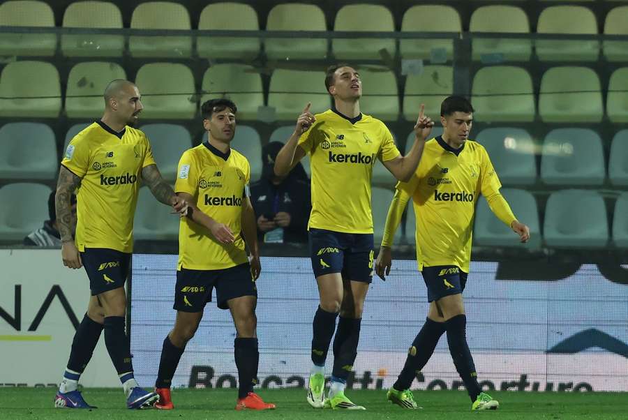 De Luca festeggia il secondo gol 