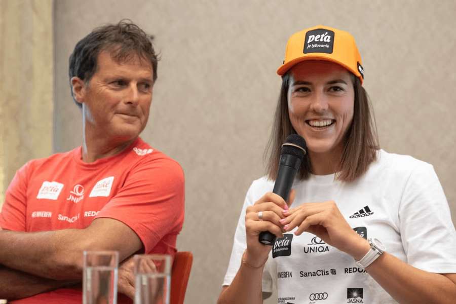 Petra Vlhová a jej tréner Mauro Pini počas brífingu Niké Ski Team Vlha 20. júna 2023 v Bratislave.