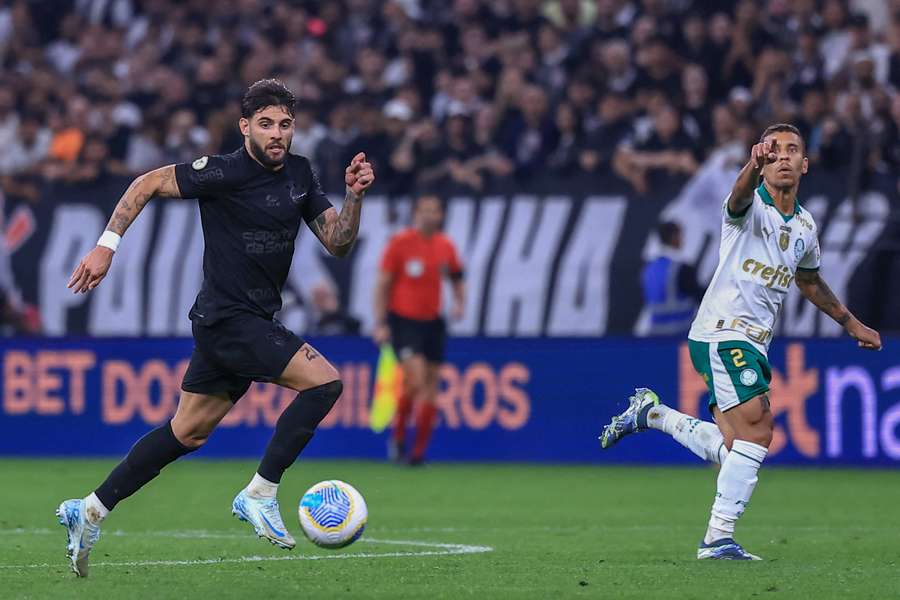 Un'azione di Corinthians-Palmeiras