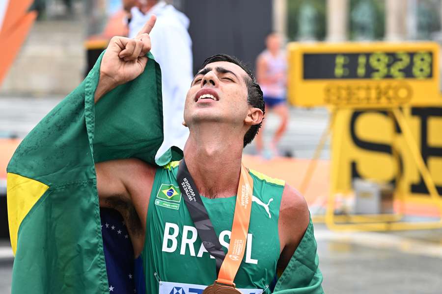 Caio Bonfim com sua segunda medalha de bronze em Mundiais de Atletismo