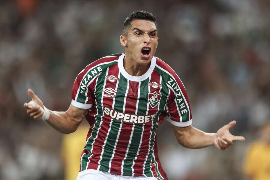 Serna saiu do banco para deixar sua marca