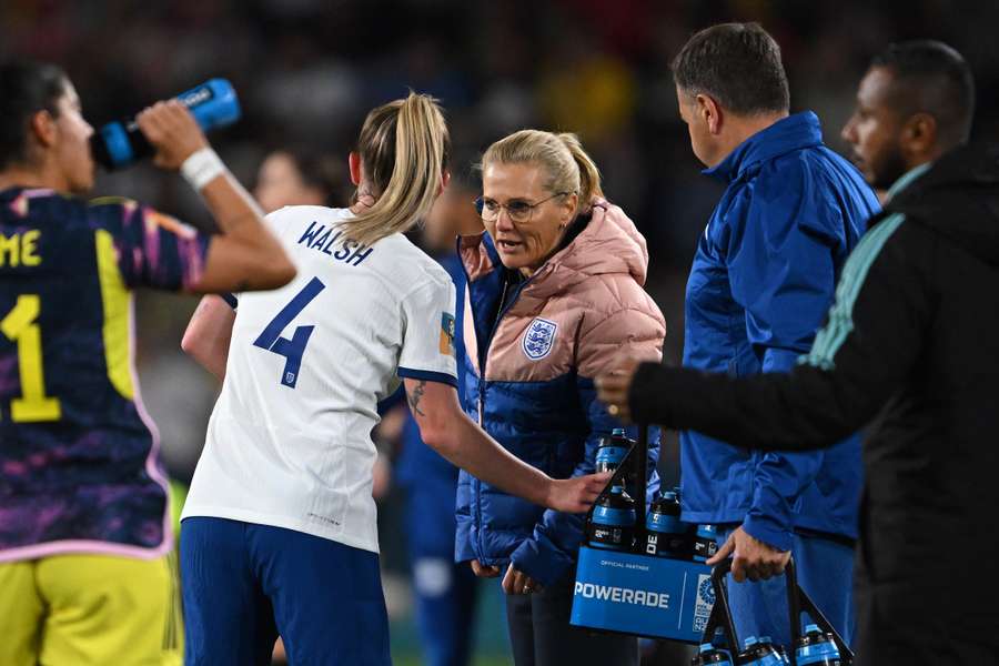 Engelse fans werden rond het stadion geïnterviewd over bondscoach Sarina Wiegman