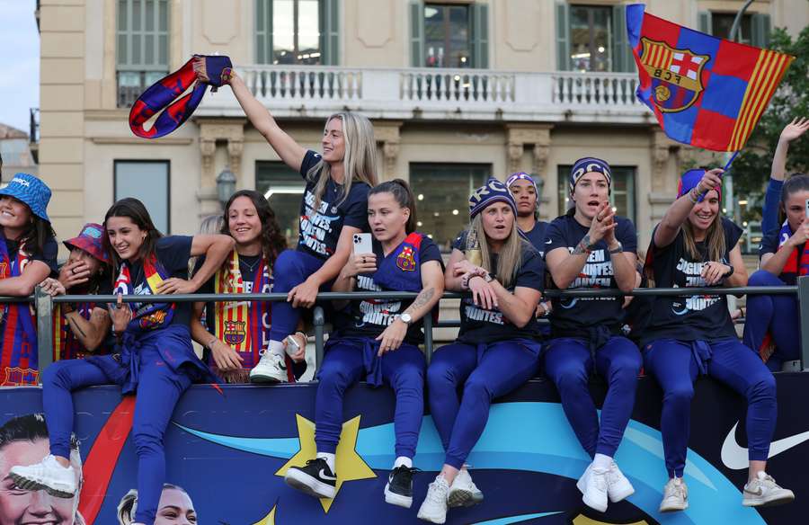 Španielska stredopoliarka Barcelony Alexia Putellasová (5L) a zvyšok hráčok ženského futbalového tímu FC Barcelona v sprievode na palube autobusu s otvorenou strechou