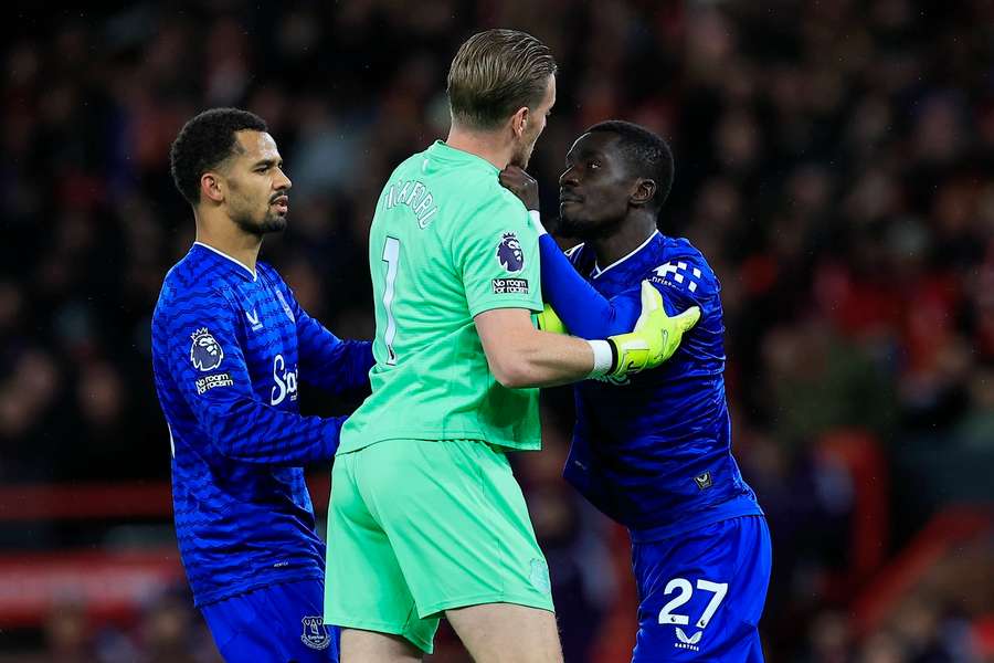 Gueyeho museli upokojovať Pickford a Ndiaye.