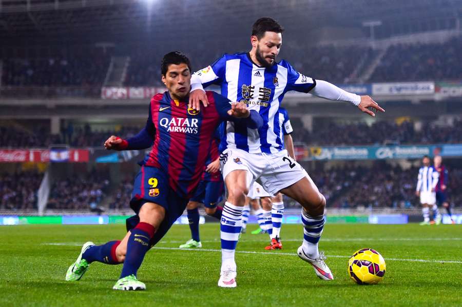De la Bella lucha con Luis Suárez por un balón De la Bella lucha con Luis Suárez por un balón