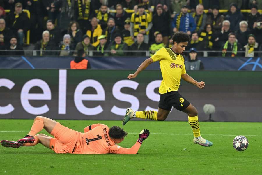 Adeyemi superó a Kepa en el mano a mano para anotar el gol del Dortmund