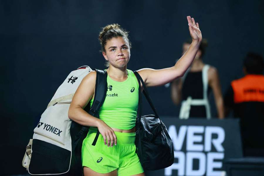 Jasmine Paolini saluta il pubblico di Merida dopo la sconfitta in semifinale contro Cristina Bucsa